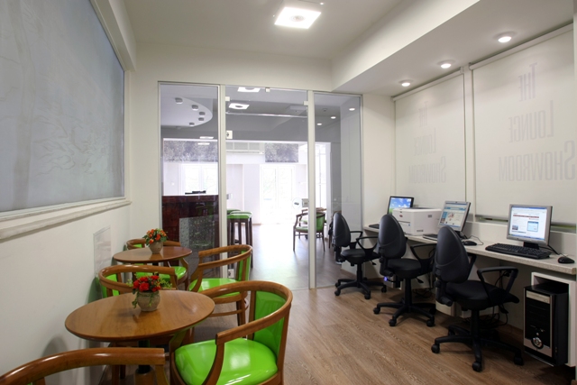 Free wireless and computers in the Hotel Attalos