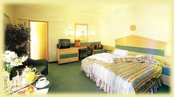 the bedroom of a suite at the holiday inn athens
